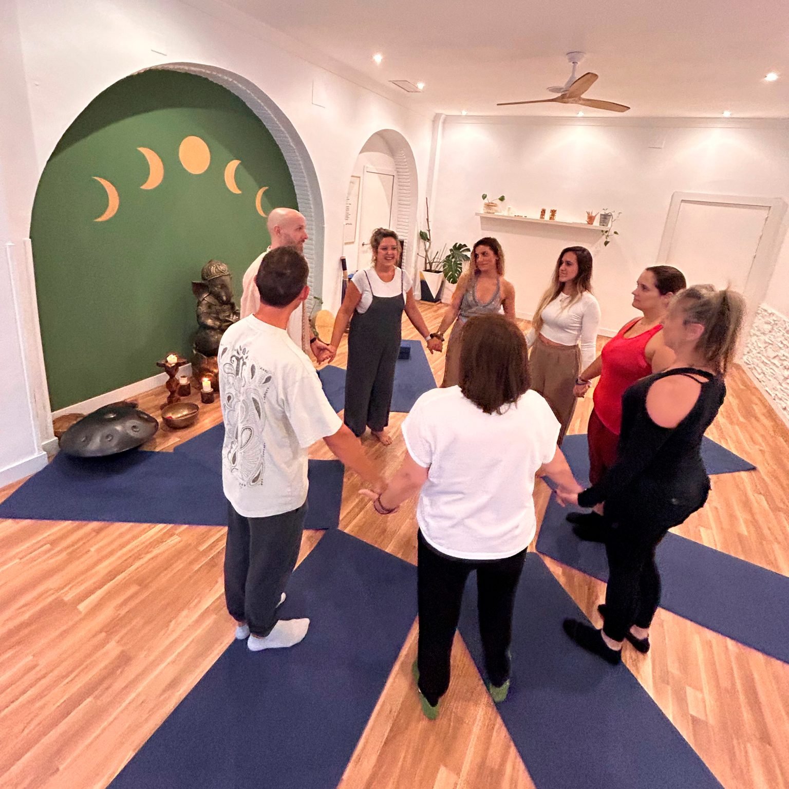 Sesión grupal de terapia holística en Málaga