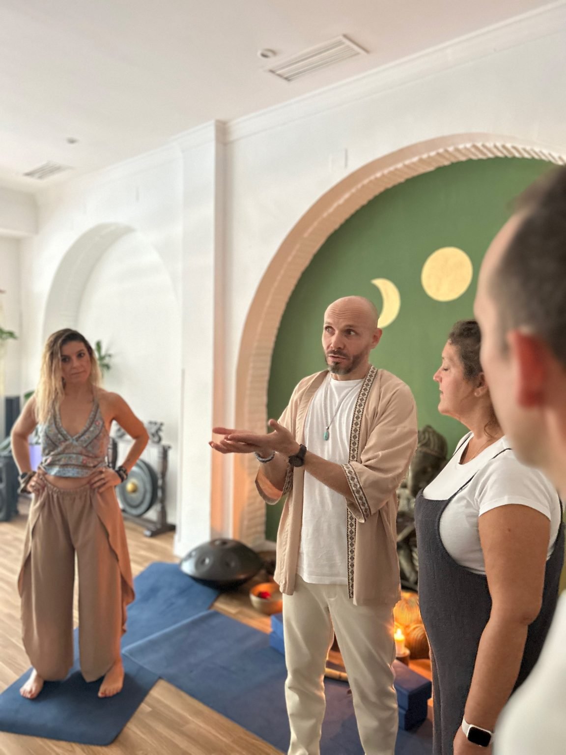 Javier Leom, terapeuta holístico, acompañando una sesión en Mijas Costa